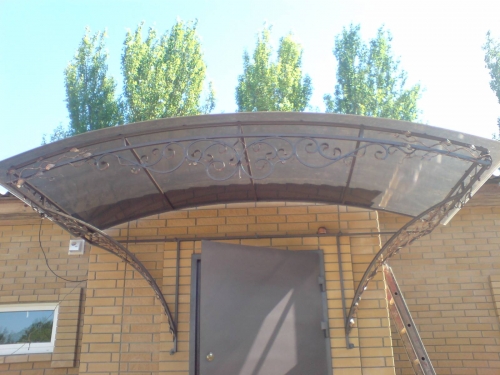 Козырьки – функциональный элемент над входом для тех, кто любит часто